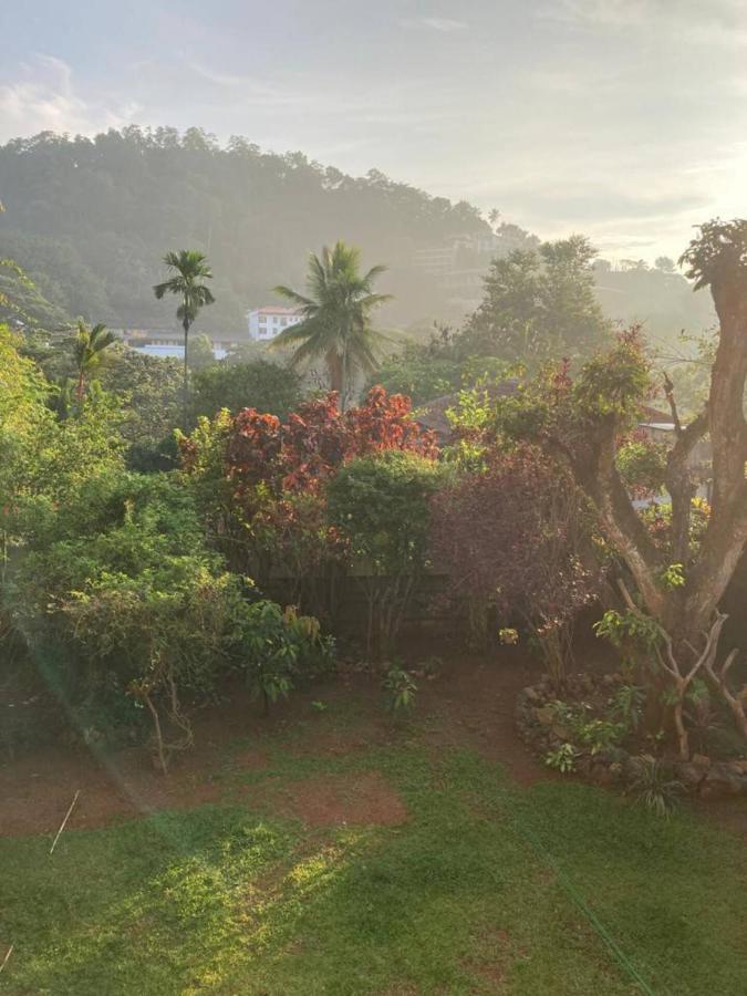 Lake Round Residence Kandy Esterno foto